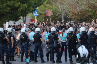 Διαμαρτυρία στην καμένη Πεντέλη με ισχυρή αστυνομική παρουσία